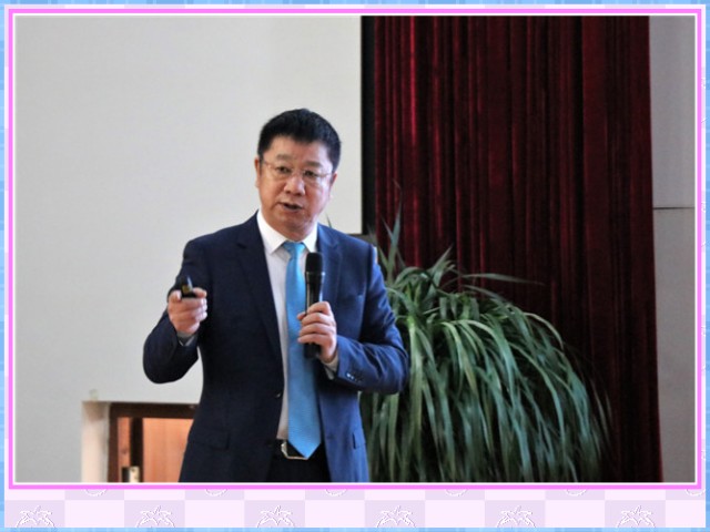 1548637392159863.jpg conew_12月4日,在第十二期应用型高校课程建设研修班上,理事长曹勇安教授应邀作题为《应用型课程建设政策理论与实践》的报告。.jpg